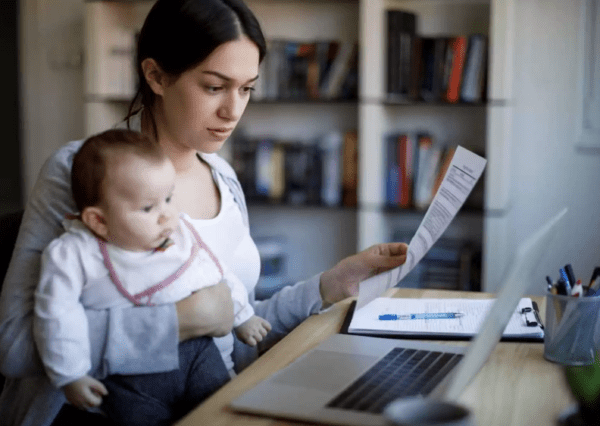 Madres trabajando desde casa