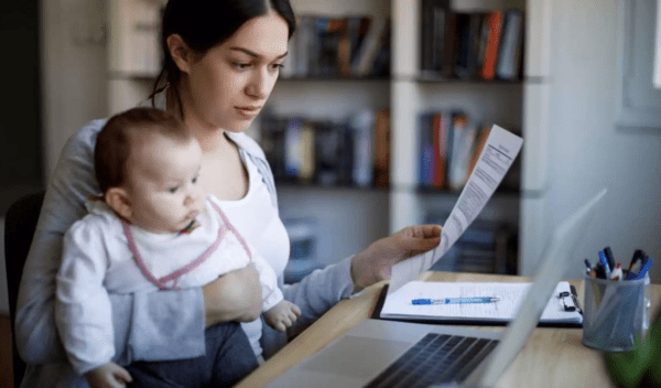 Madres trabajando desde casa